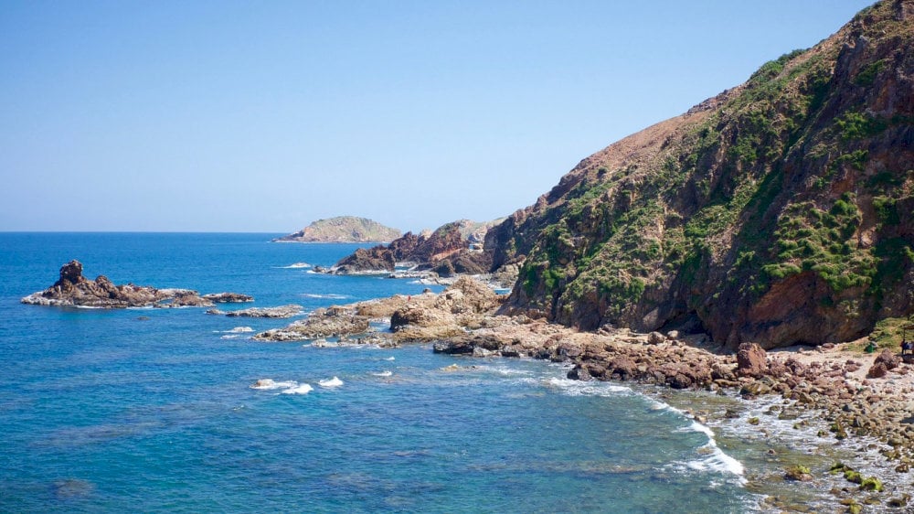 It’s best to visit Eo Gio during the dry season to enjoy the most pleasant weather, clear skies, and calm, beautiful seas